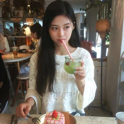 随盲柳入眠的女人